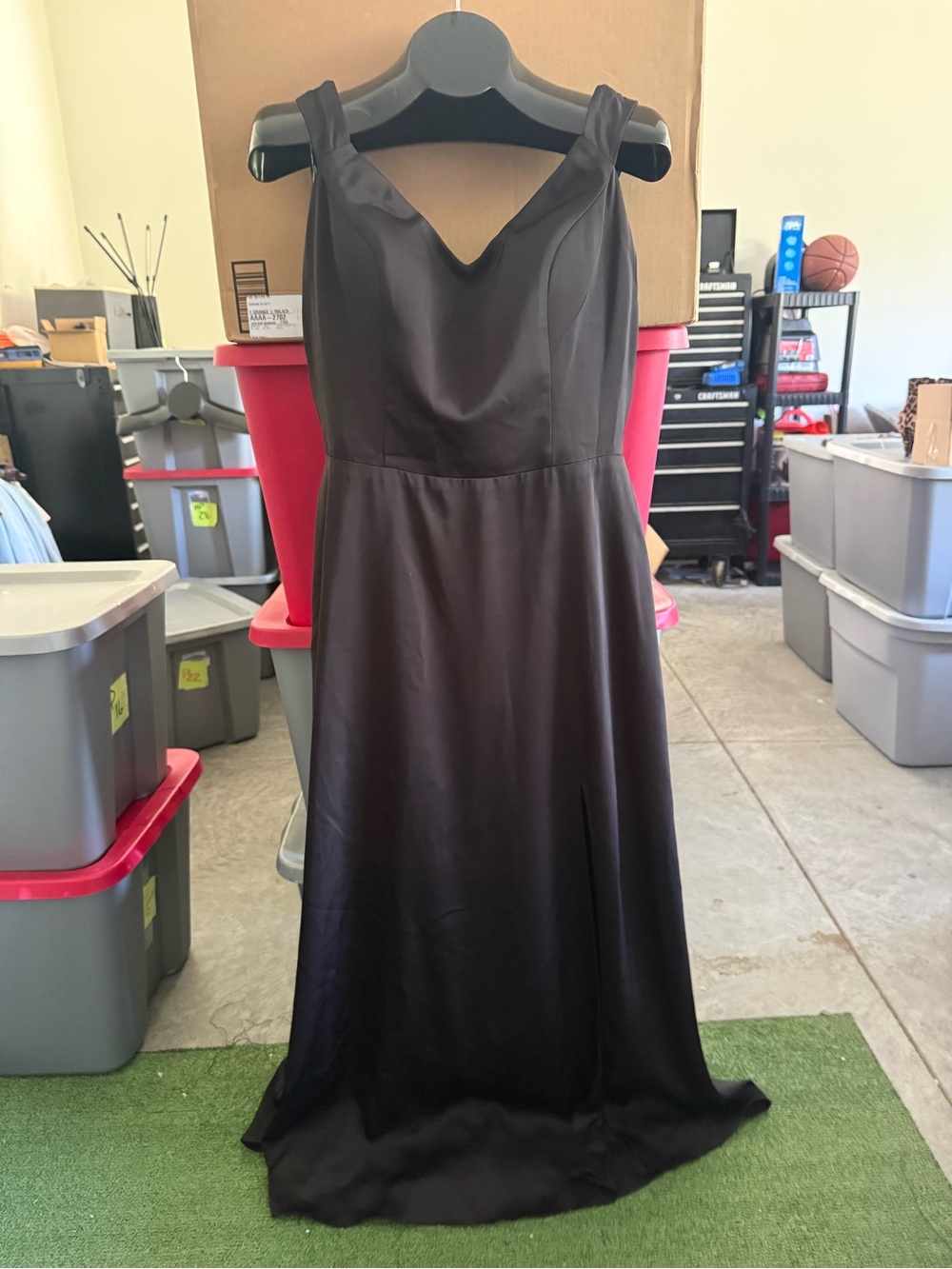 Elegant Black Evening Dress - Classic V-Neck Gown mp17